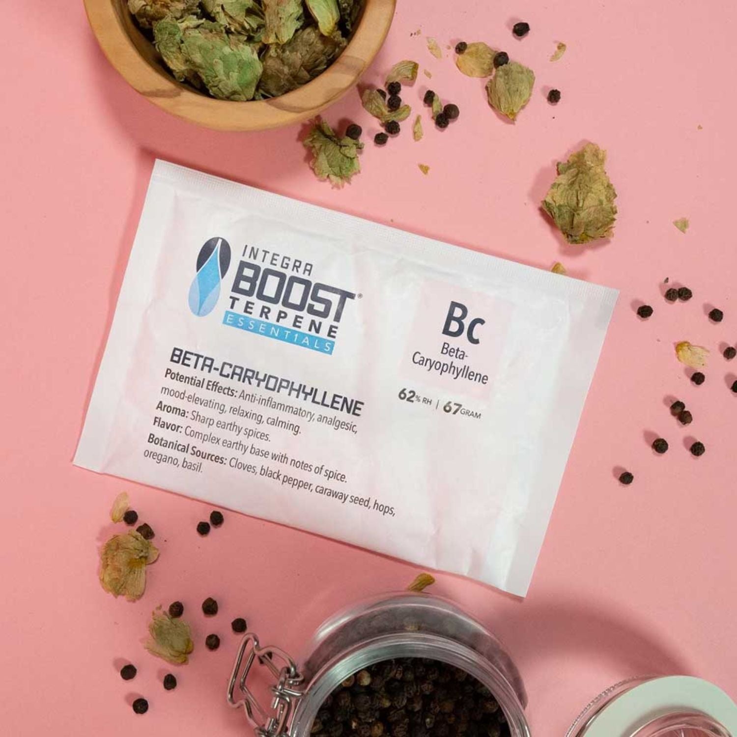 Integra Boost Terpene Essentials Beta-Caryophyllene Bc 62% RH 67g, Mögliche Wirkungen Entzündungshemmend Schmerzlindernd Stimmungsaufhellend Entspannend Beruhigend, Aroma Scharfe Erdige Gewürze, Geschmack Komplexe Erdige Basis mit Gewürznoten, Botanische Quellen Nelken Schwarzer Pfeffer Kümmel Hopfen Oregano Basilikum, Hopfenblüten und Pfefferkörner, rosa Hintergrund